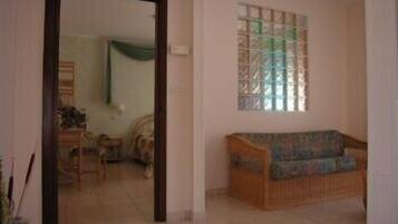 Frigobar, cofres nos quartos, escrivaninha