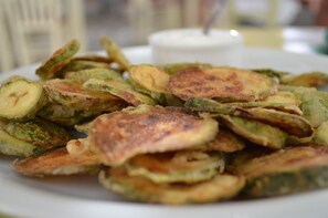 Frokost, lunsj og middag serveres, greske retter, utsikt mot havet 