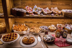 Free daily buffet breakfast - Pilier d'Angle (Courmayeur)