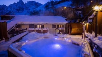 Sauna, hot tub, Turkish bath/hammam, body treatments, aromatherapy