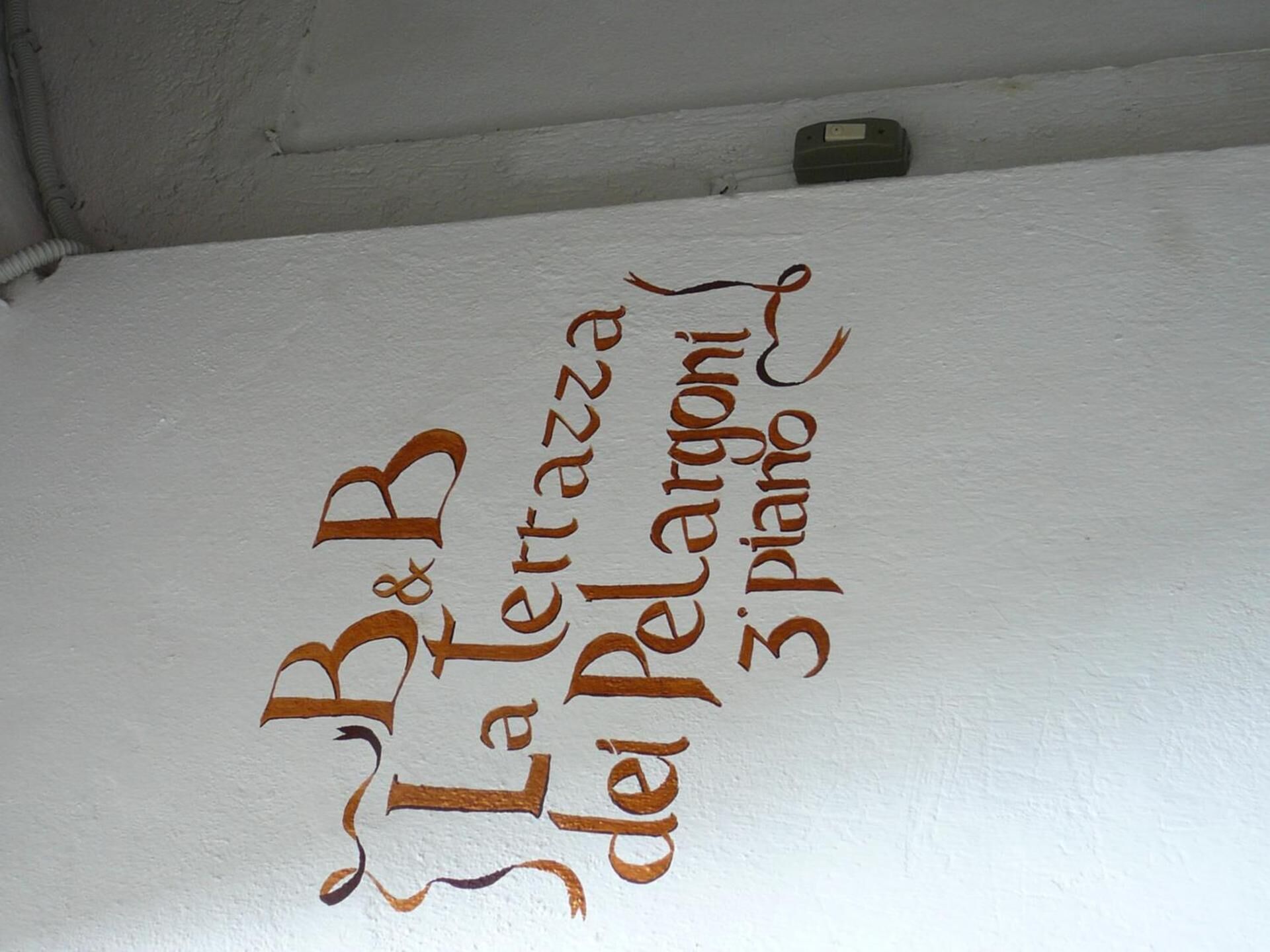 Señal con el texto 'B&B La Terrazza del Pelargoni 3 Piano'.