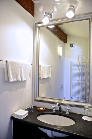 Regadera, amenidades de baño gratuitas, secadora de cabello, bidet 