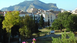 A view of a town with buildings, trees, and a mountain in the background. - Bed and Breakfast Kemonia (Palermo)