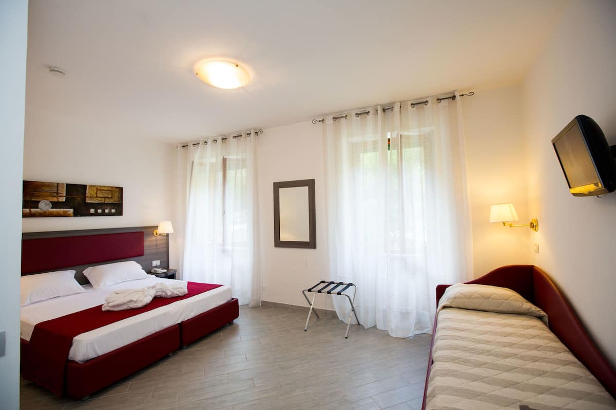 Double Room | Desk, soundproofing, rollaway beds (surcharge), WiFi (free)