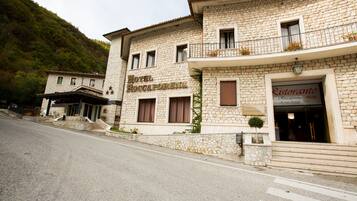 Mặt tiền nơi lưu trú