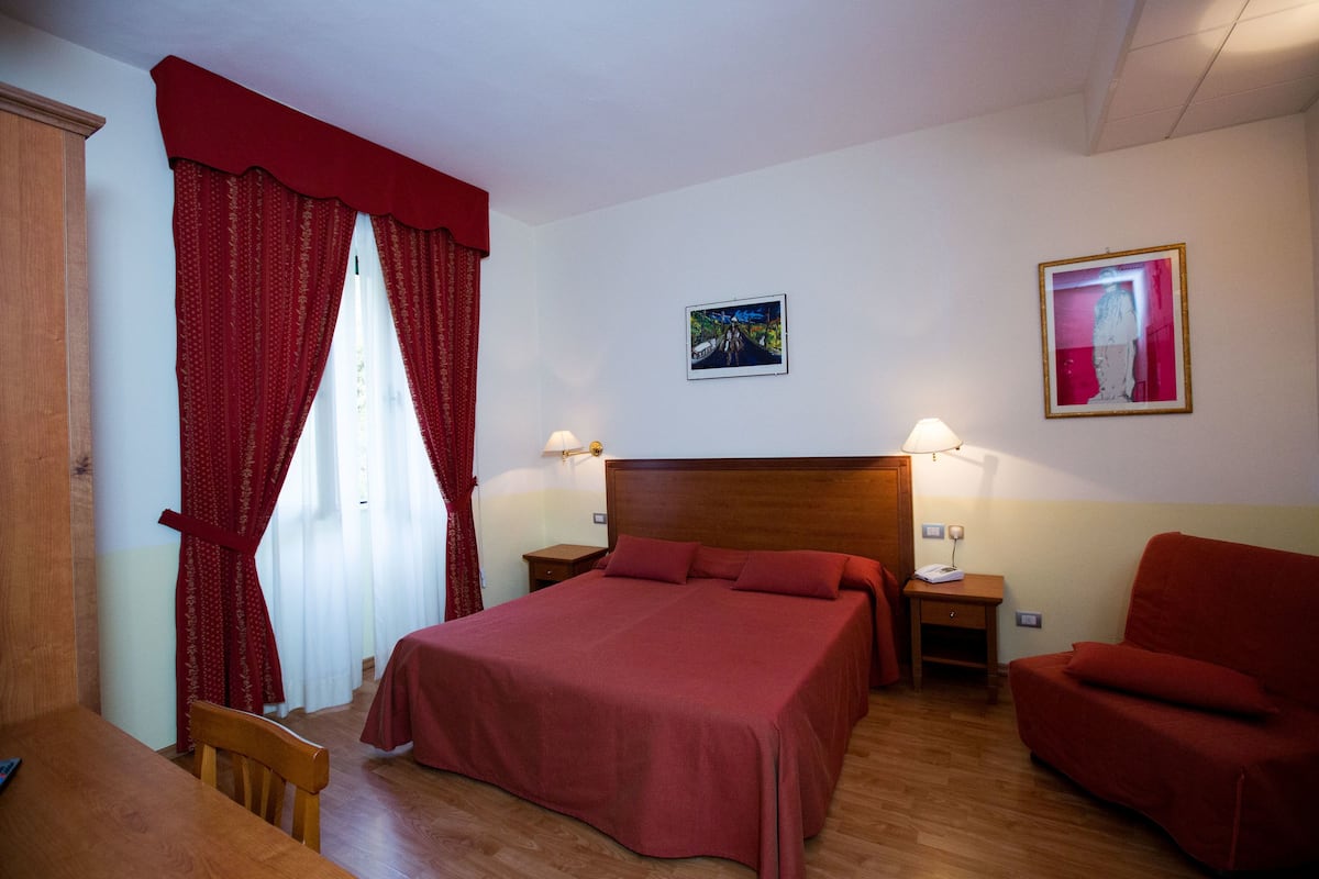 Single Room | Desk, soundproofing, rollaway beds (surcharge), WiFi (free)