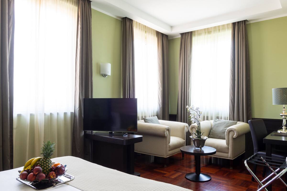 Junior Suite | Living area | 32-inch flat-screen TV with satellite channels, TV