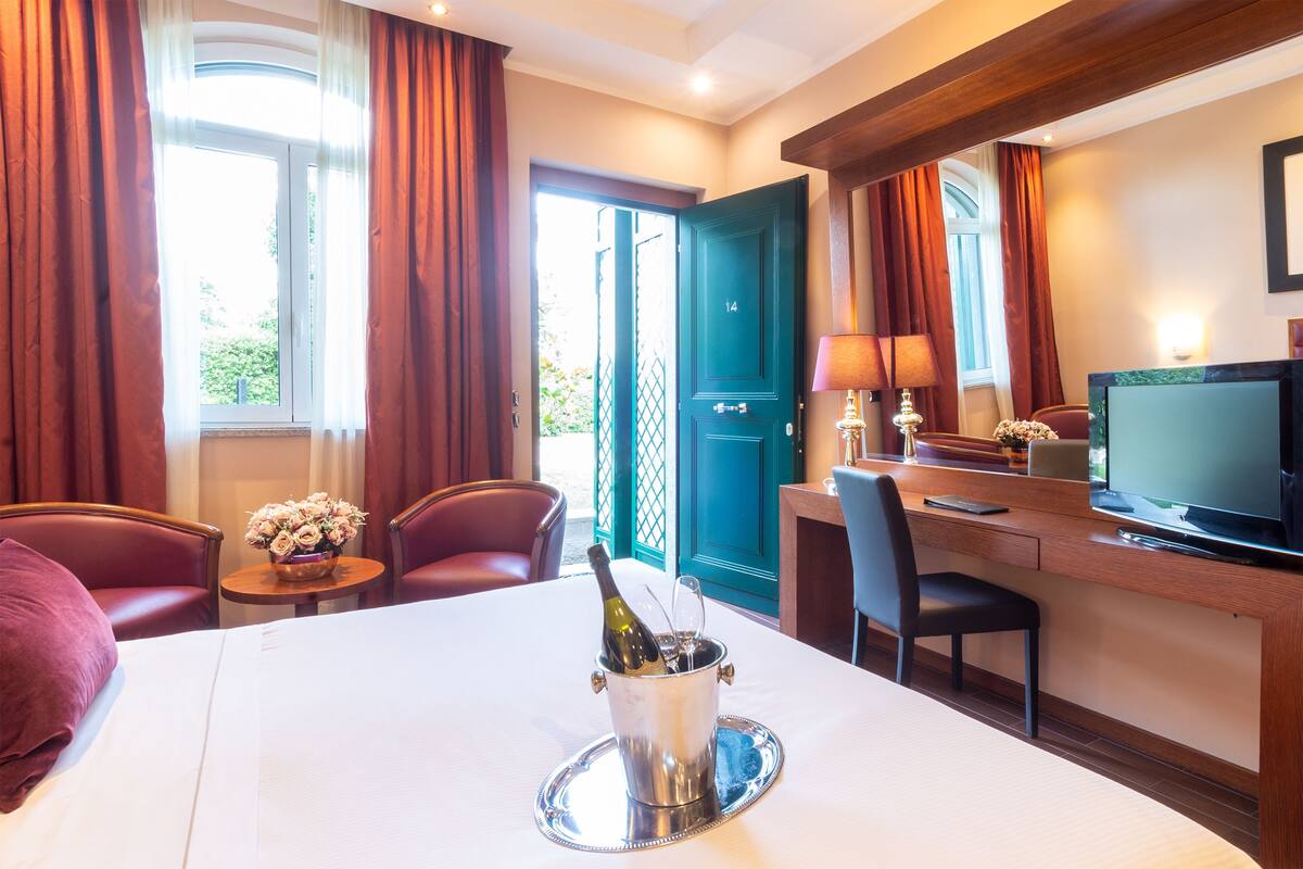 Premium bedding, down duvets, minibar, in-room safe