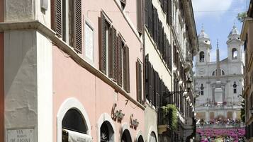 المنشأة من الخارج