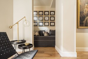 Suite – junior | Oppholdsrom | En 40-tommers LED-TV med Parabol-TV samt TV og premierefilmer