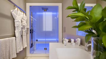 Suite | Badezimmer | Dusche, Regendusche, Designer-Toilettenartikel, Haartrockner