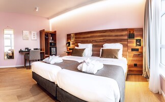 Kaliteli yatak takımı, minibar, odada kasa, masa 