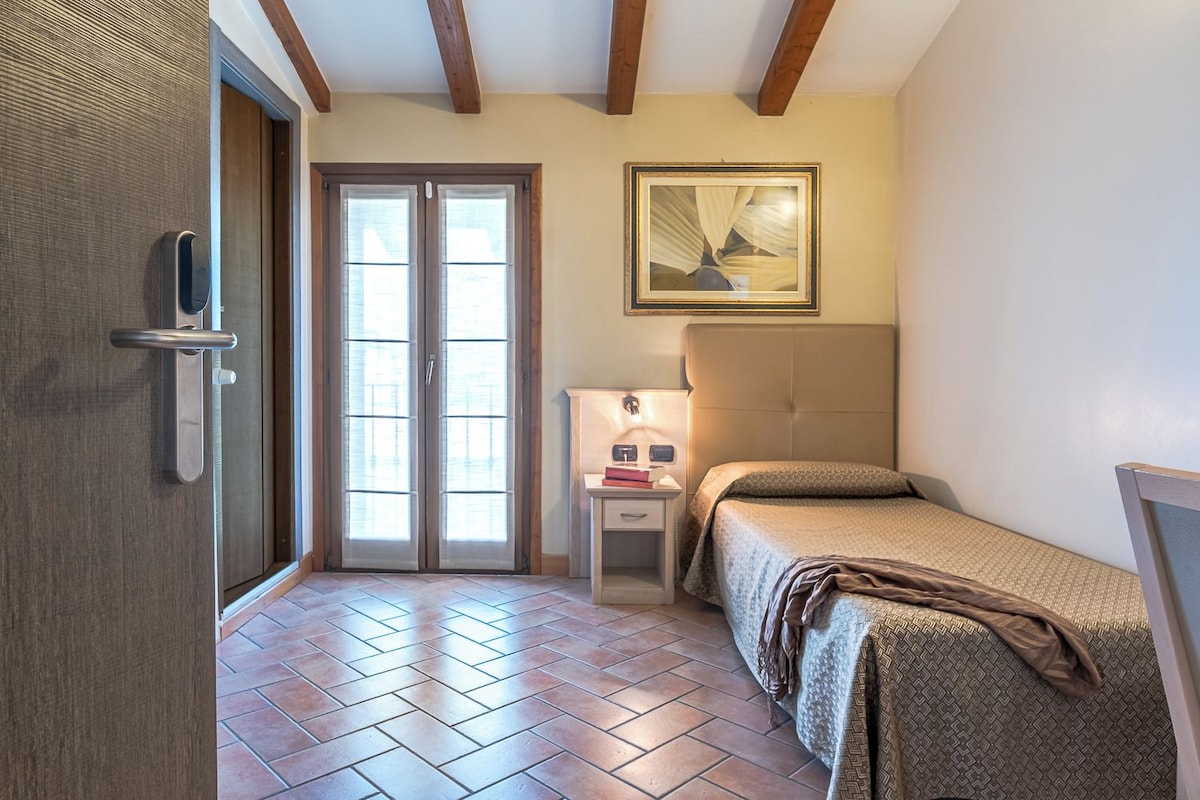 Single Room | Minibar, in-room safe, desk, WiFi (free)