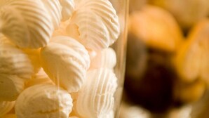 A clear glass container filled with white marshmallows. - Hotel Noce (Brescia)