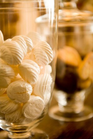 A clear glass container filled with white marshmallows. - Hotel Noce (Brescia)