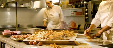 Breakfast, lunch, dinner served; Italian cuisine