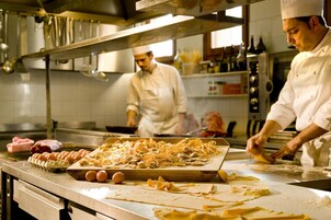 Petit déjeuner, déjeuner et dîner servis sur place