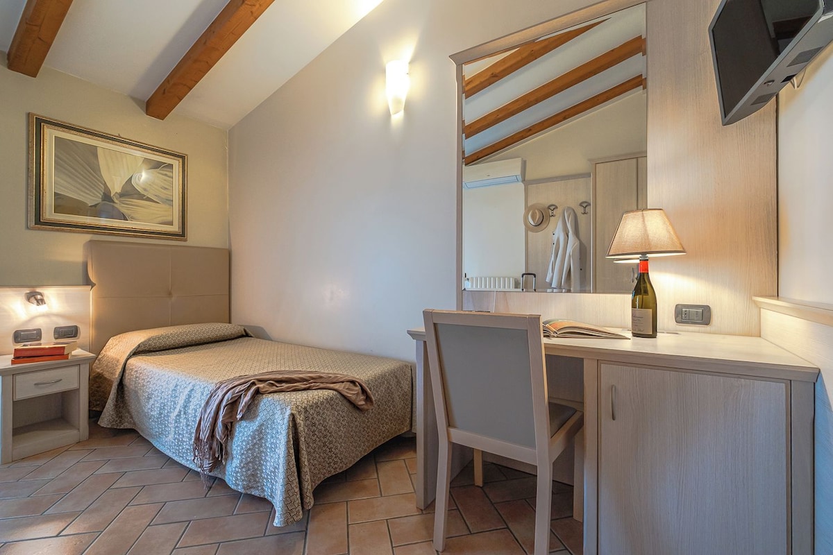 Double Room Single Occupancy | Minibar, in-room safe, desk, WiFi (free)