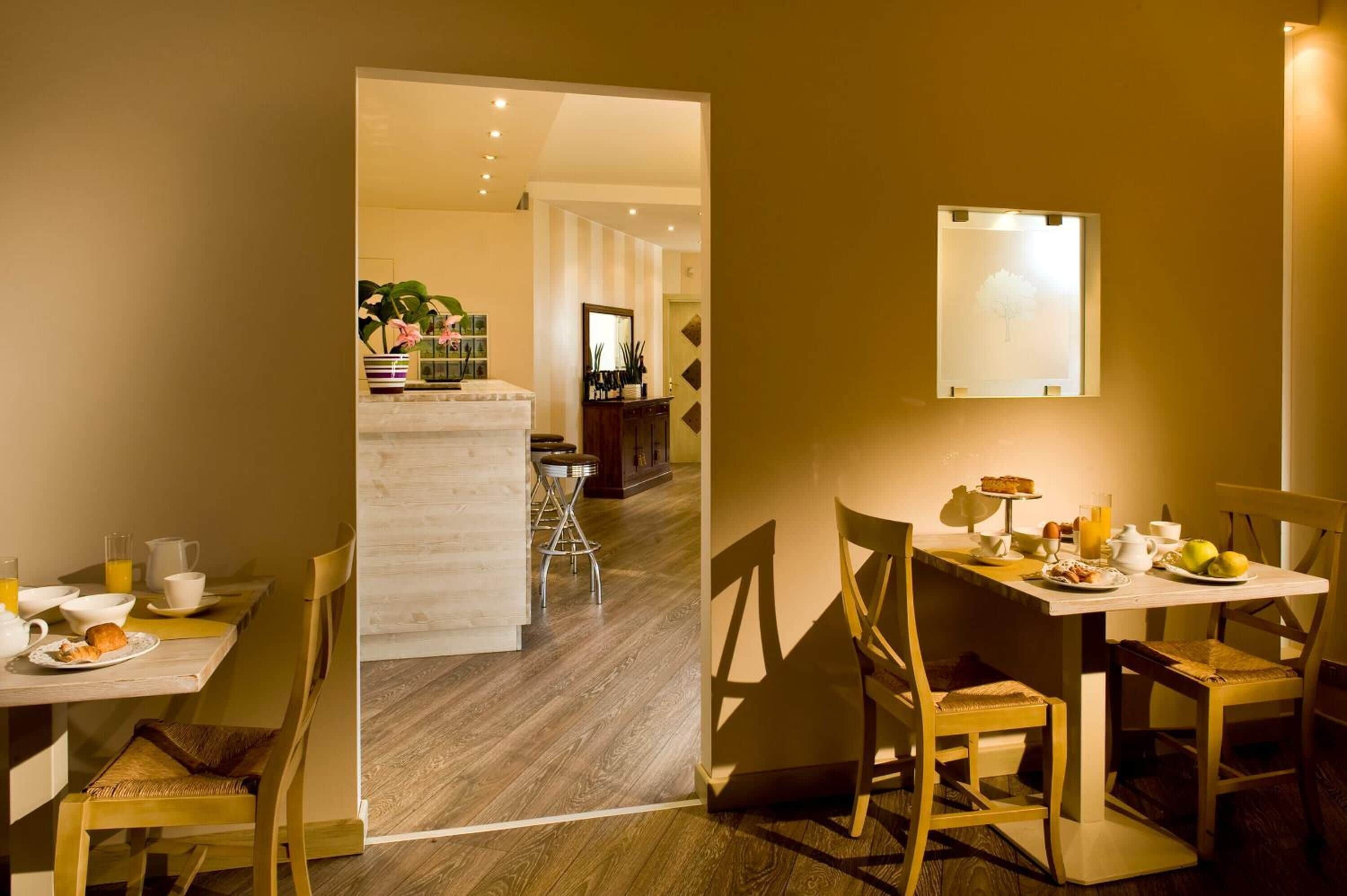 供应早餐、午餐和晚餐，意大利菜