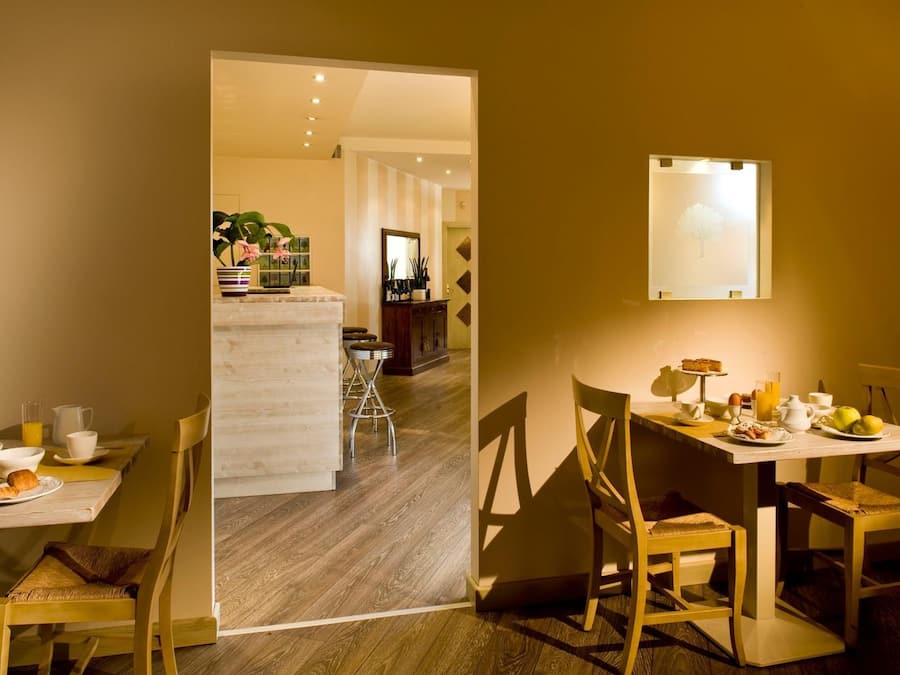 Se sirven desayunos, comidas, cenas y cocina italiana