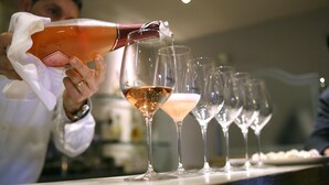 A person pouring a drink into a glass. - Hotel Noce (Brescia)
