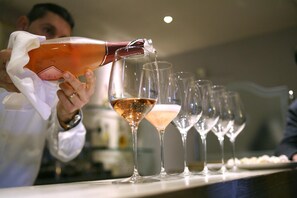 A person pouring a drink into a glass. - Hotel Noce (Brescia)