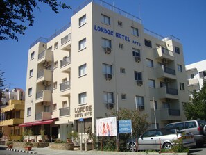 A multi-story hotel with balconies and air conditioning units. - Lordos Hotel Apartments (Limassol)