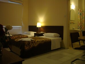 Premium bedding, in-room safe, desk, iron/ironing board - Lordos Hotel Apartments (Limassol)