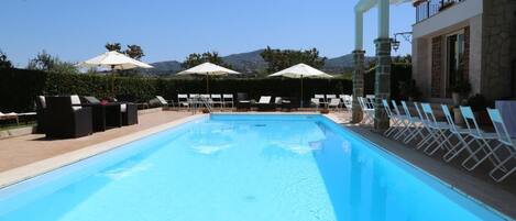 Kolam renang terbuka bermusim