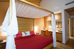 Chambre supérieure, 1 très grand lit, vue sur le vignoble | Literie de qualité, minibar, coffre-fort, bureau