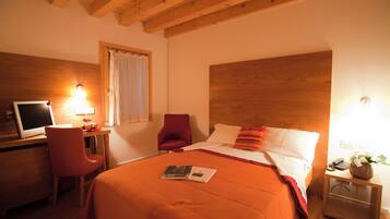 Classic-Doppel- oder -Zweibettzimmer | Hochwertige Bettwaren, Minibar, Zimmersafe, Schreibtisch