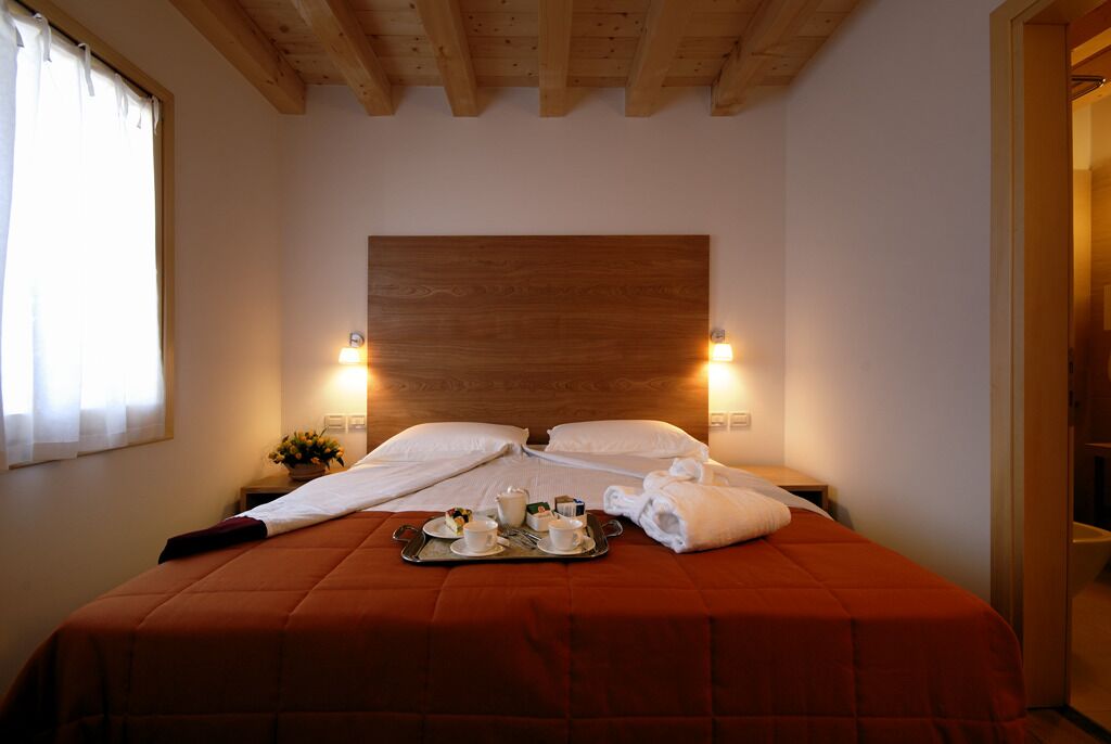 standard room, 1 double bed | premium bedding, minibar, in-room safe, desk