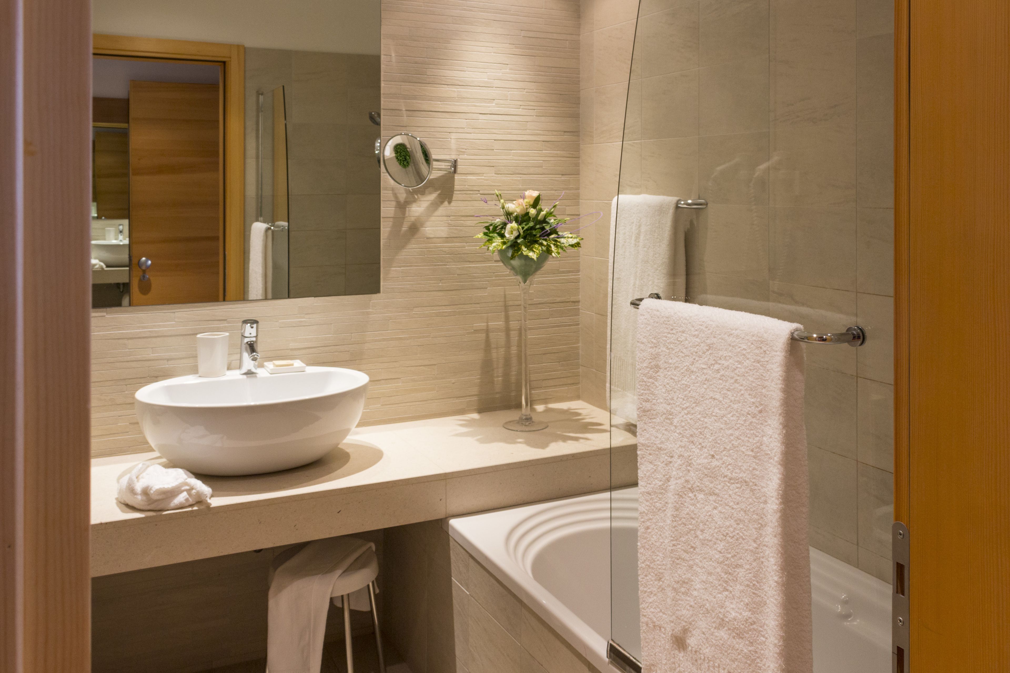 combined shower/bathtub, hair dryer, bidet, towels