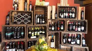 Una bodega con cajas de madera llenas de diversas botellas de vino.