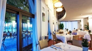 Frühstück, Mittagessen, italienische Küche, Blick auf den Garten