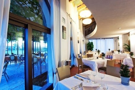 Se sirven desayunos y almuerzos; cocina italiana; con vista al jardín. Borgo Ronchetto Relais Gourmet