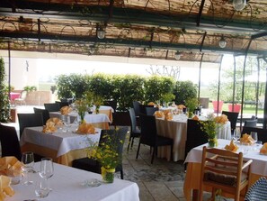 Serveert ontbijt, lunch, diner, Italiaanse gerechten, tuinzicht