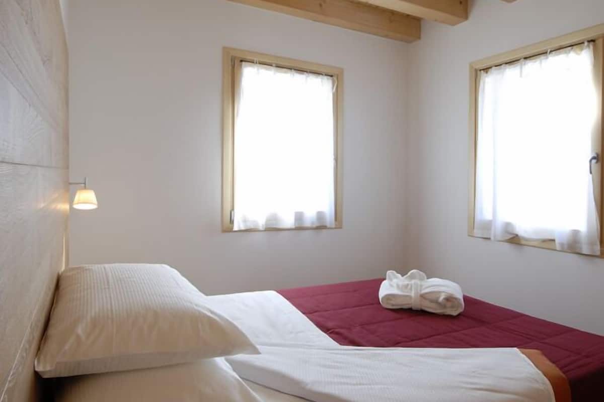 Economy Double Room Single Use, 1 Large Twin Bed, Garden View | Premium bedding, minibar, in-room safe, desk