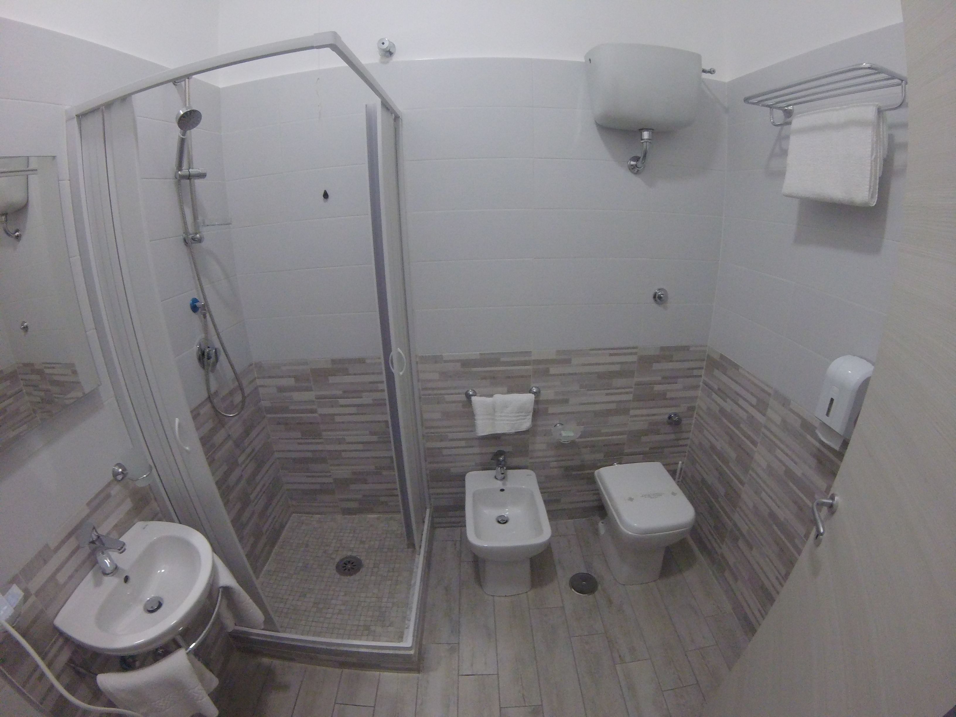 quadruple room | bathroom | towels