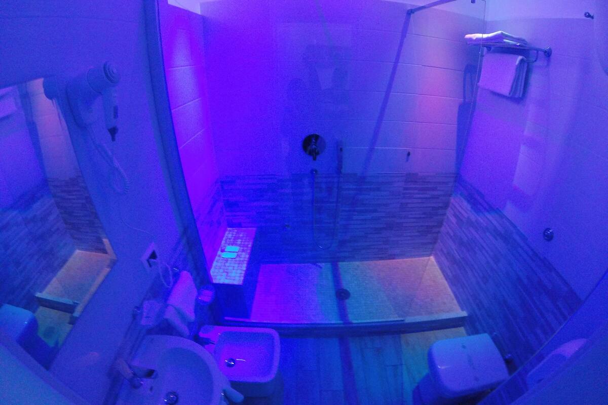 suite | bathroom | towels