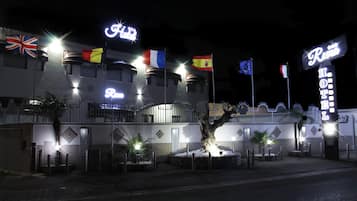 Fachada de la propiedad por la tarde o noche