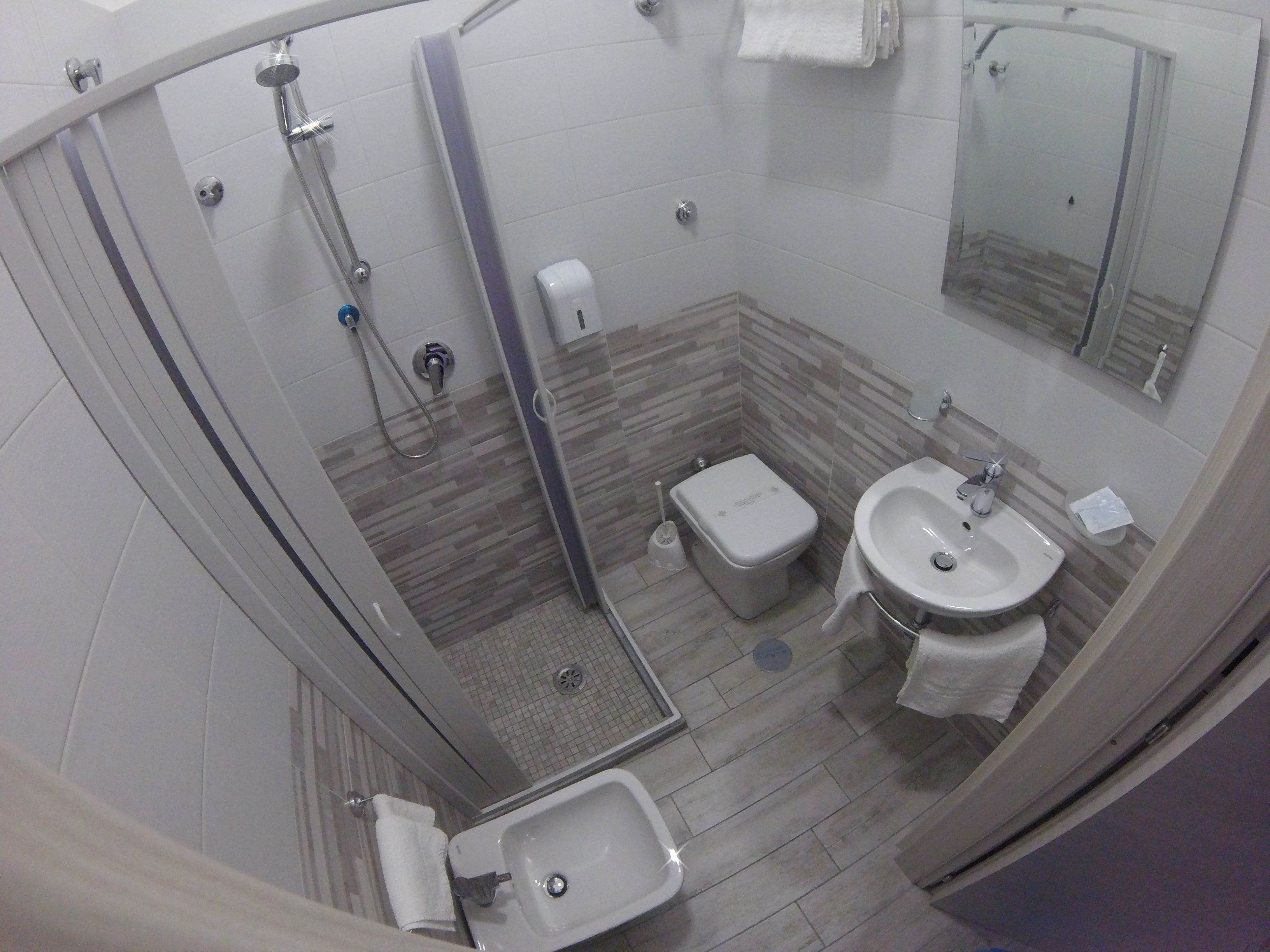 comfort room, 1 double bed | bathroom | towels