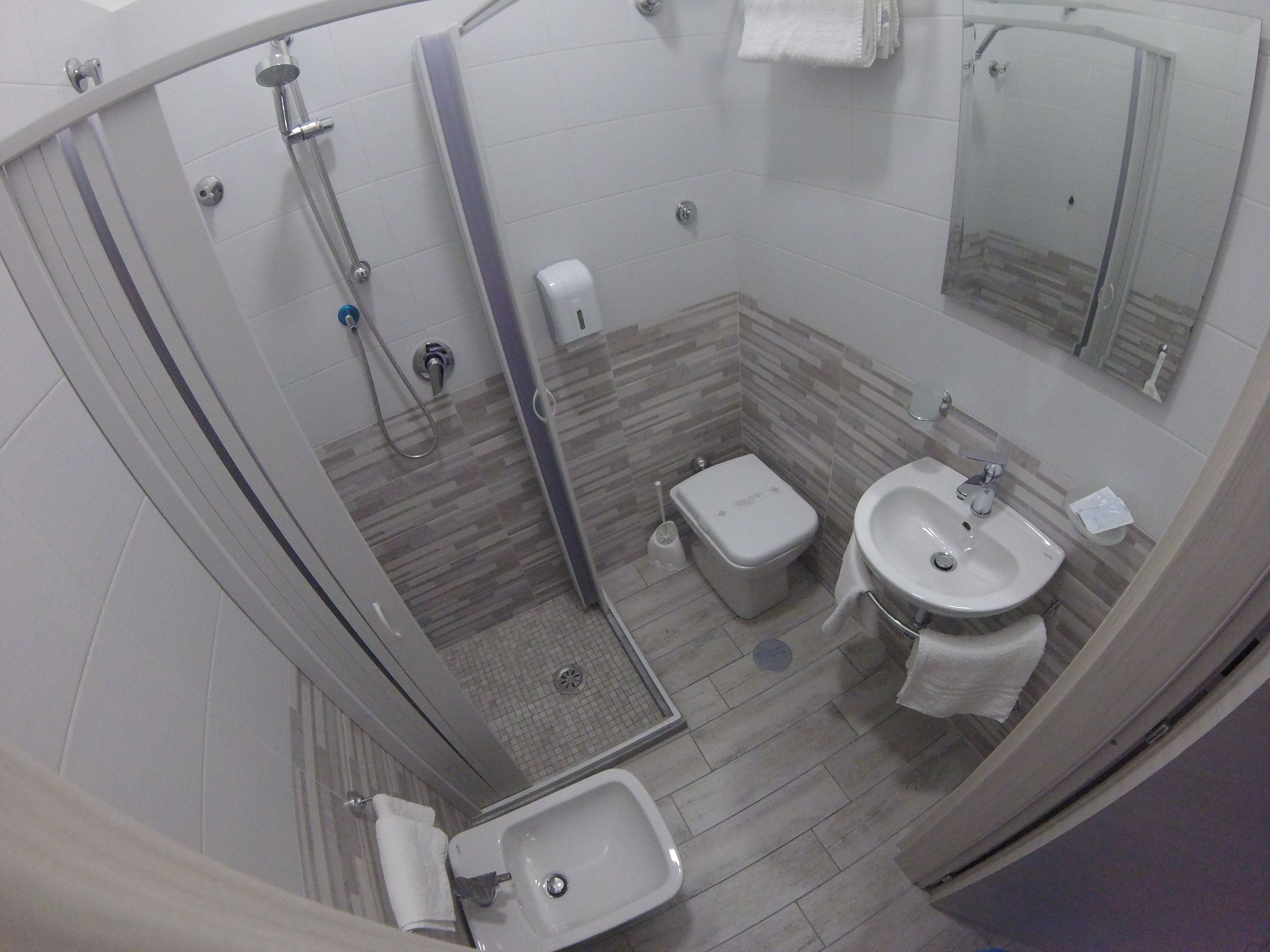 triple room | bathroom | towels