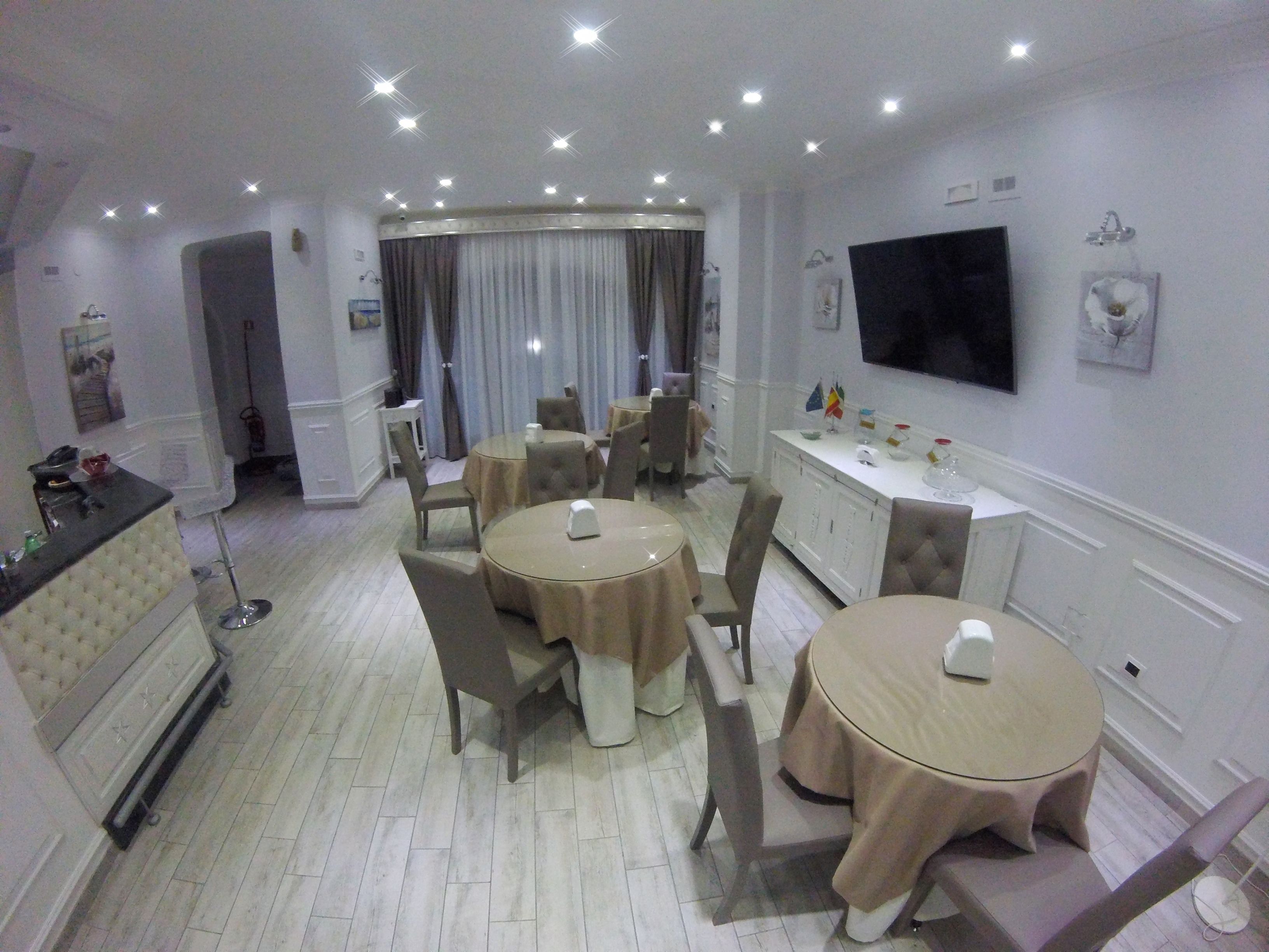 free daily full breakfast