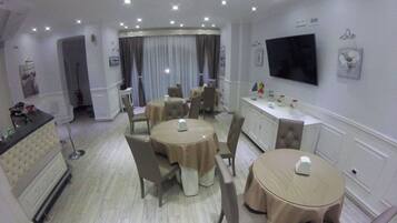 Petit déjeuner complet compris tous les jours