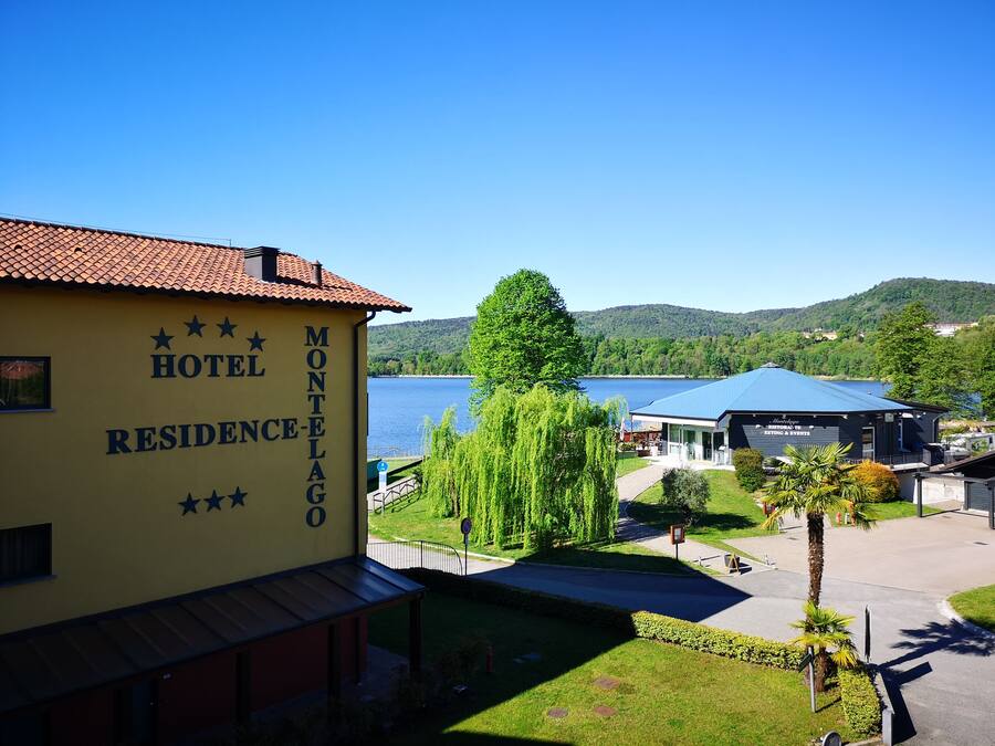 Hotel Residence-Monte Lago, con vista su un lago e delle colline.
