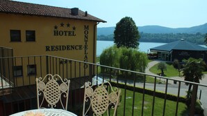 A hotel with a balcony overlooking a lake and mountains. - Hotel Residence Montelago (Ternate)