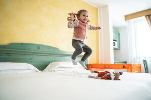 Quadruple Room | Minibar, in-room safe, individually decorated, desk - Hotel Residence Montelago (Ternate)