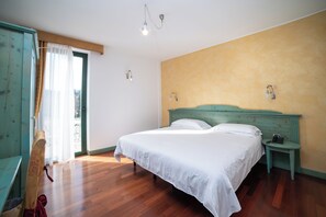 Minibar, brankas, didekorasi berbeda-beda, dan meja kerja