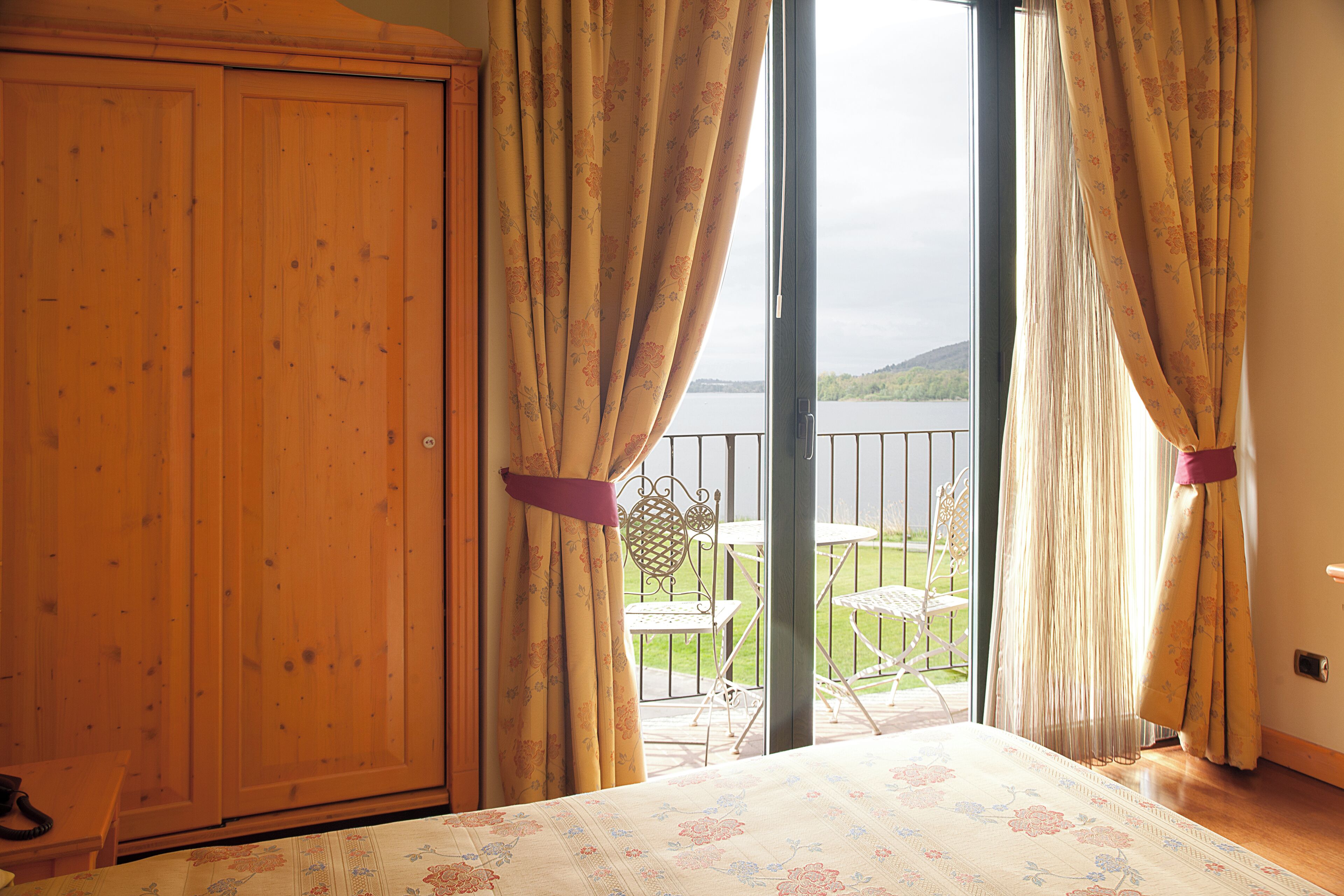 Camera doppia, vista lago | Minibar, una cassaforte in camera, con stile personalizzato